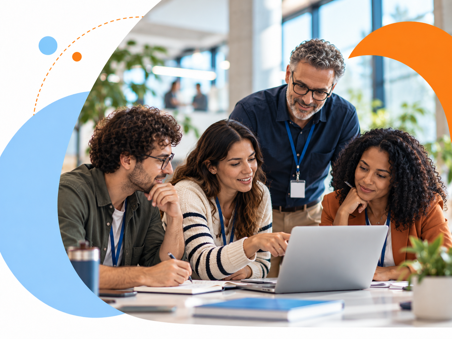 Equipe colaborando no uso de tecnologia educacional